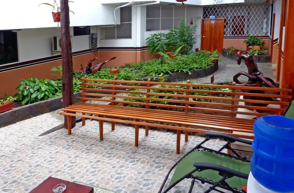 Hospedaje Brisas Del Pacifico Puerto Ayora  Exterior photo