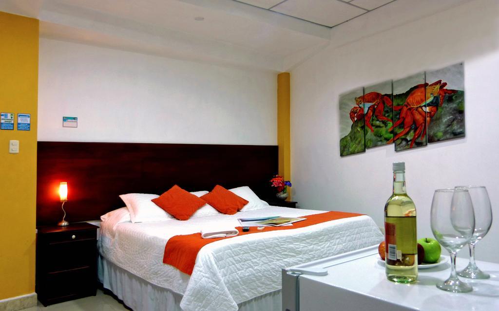 Hospedaje Brisas Del Pacifico Puerto Ayora  Exterior photo