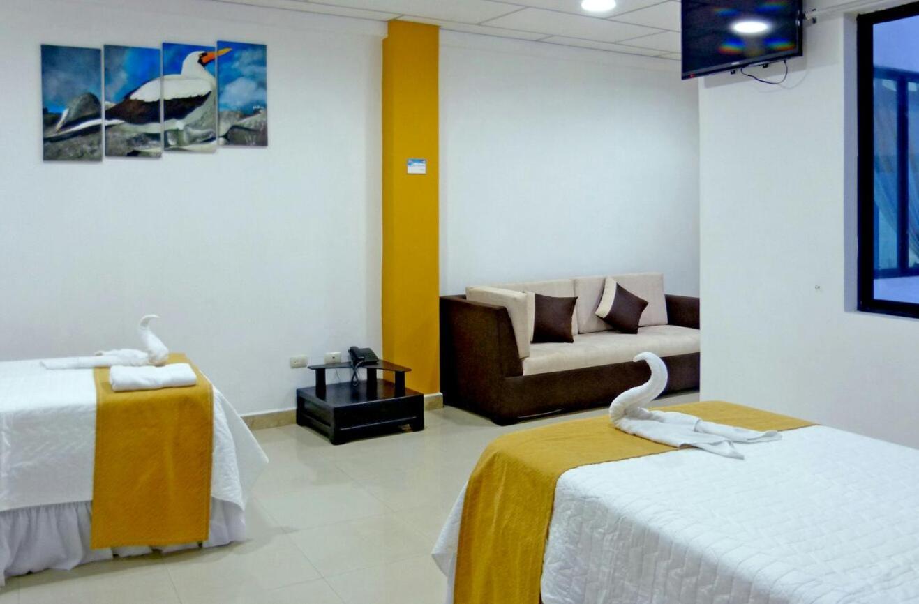 Hospedaje Brisas Del Pacifico Puerto Ayora  Exterior photo