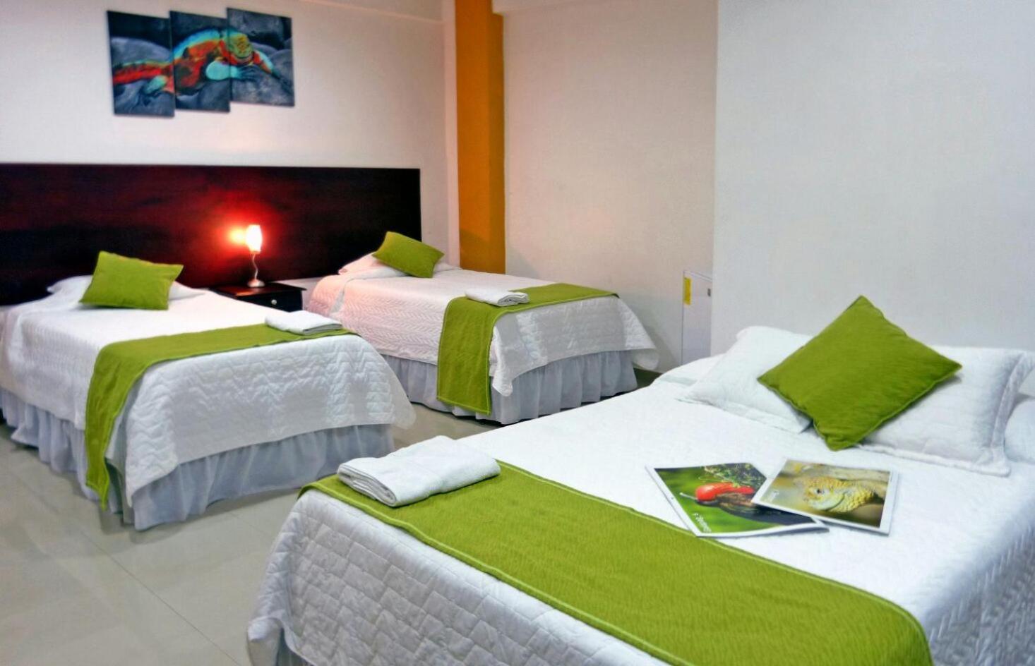 Hospedaje Brisas Del Pacifico Puerto Ayora  Exterior photo