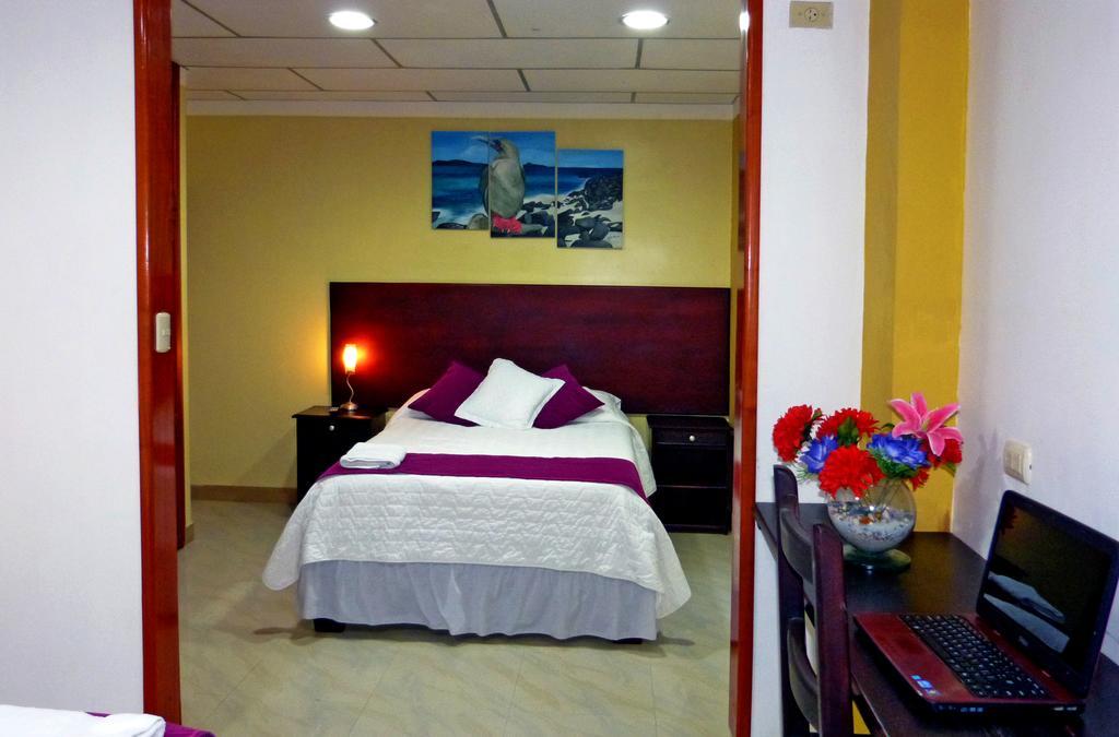 Hospedaje Brisas Del Pacifico Puerto Ayora  Exterior photo