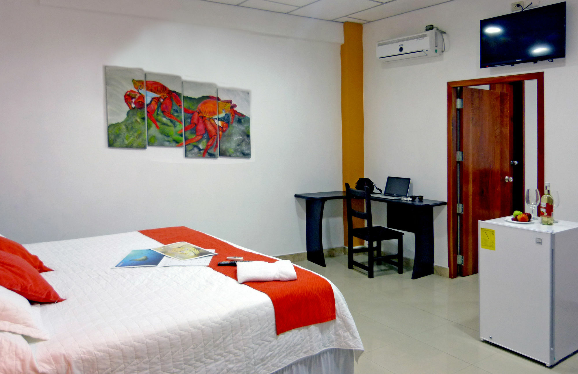 Hospedaje Brisas Del Pacifico Puerto Ayora  Exterior photo